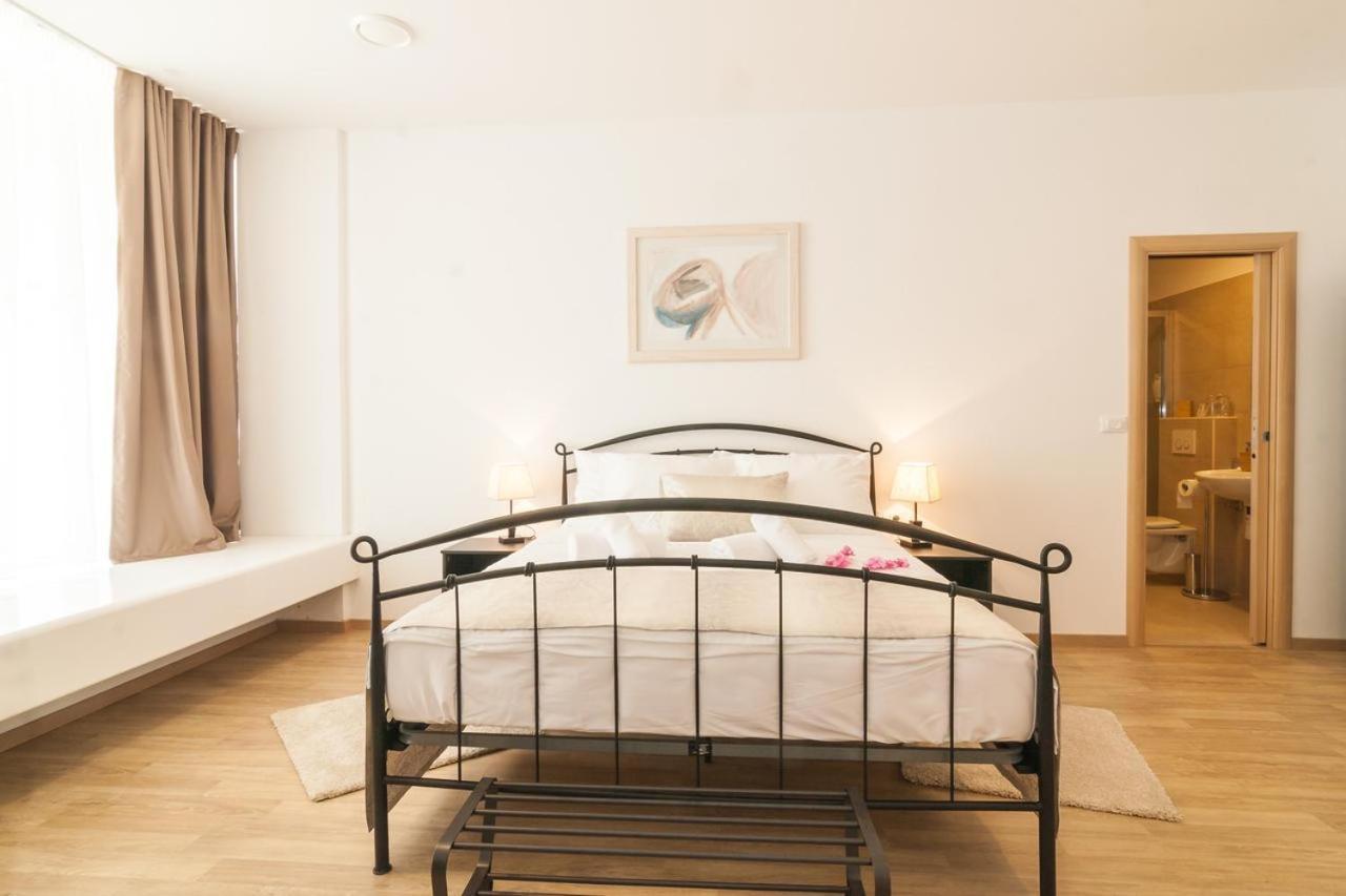 Via Domus Hotel Split Buitenkant foto